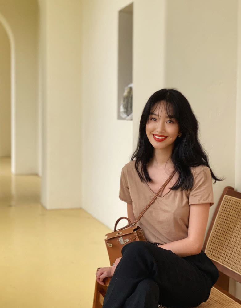 杨采钰长发披肩涂红唇,美得低调又优雅