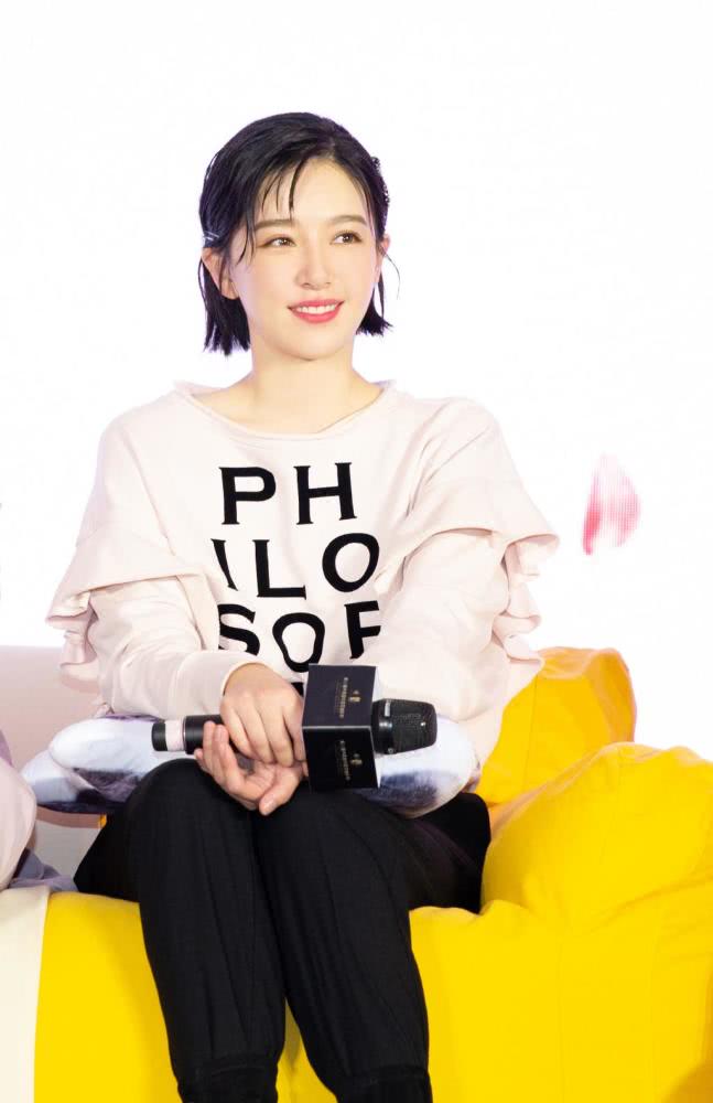 阚清子接个假发就从大众脸变初恋脸了,配小绿裙甜似韩剧女主