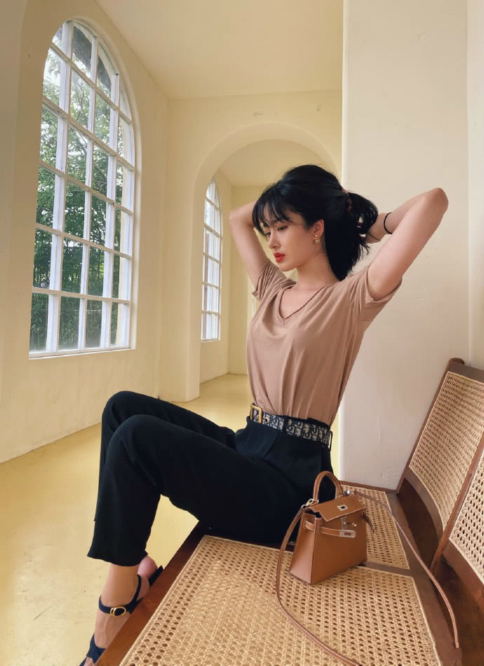 难怪杨采钰跻身“芳华六美TOP”,穿烟管裤看镜头,红唇+梨涡超A