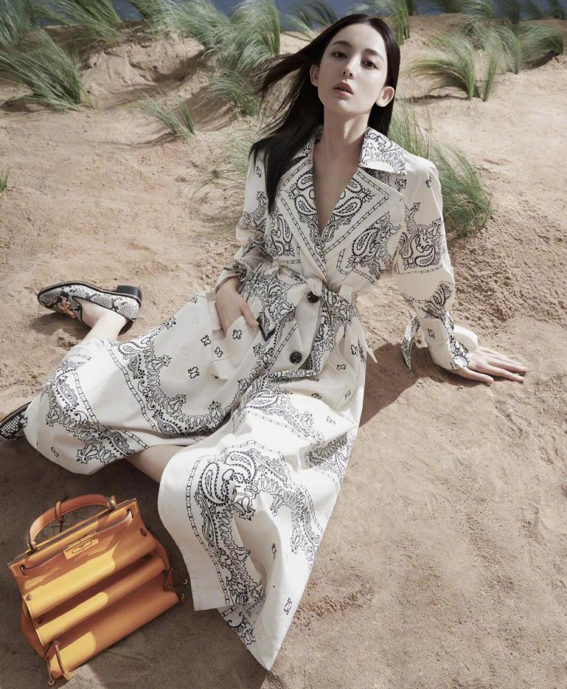 古力娜扎穿白衬衫印花裙简约大气，长发飘飘更添满满高级感