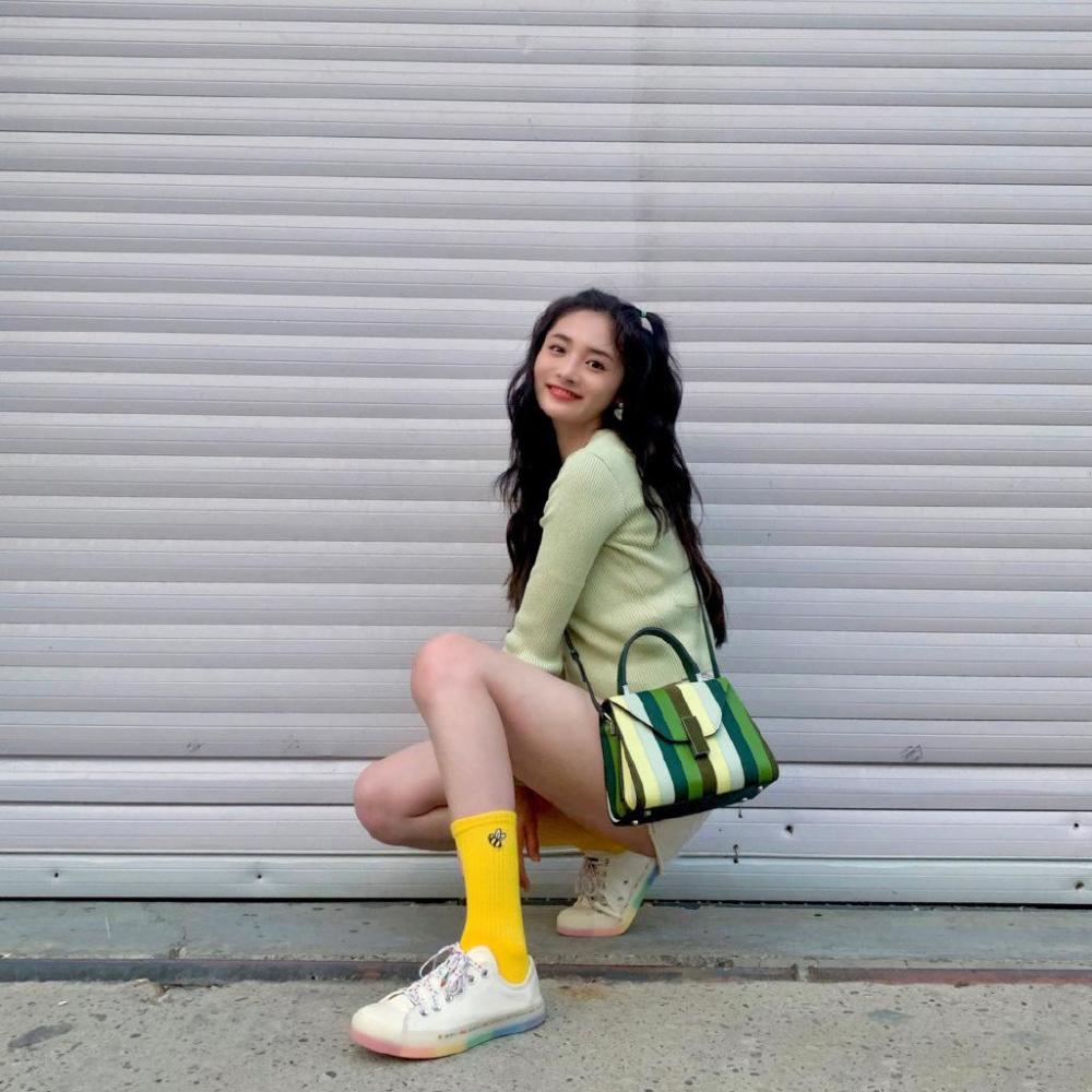 周洁琼开衫短裤配卷发小辫子,小姐姐的模样太甜美