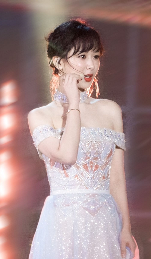 终于等到杨紫换发型了，换新刘海惹争议：还是换回去吧！