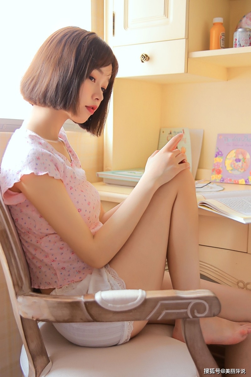 短发萌妹粉嫩室内清新养眼图片写真