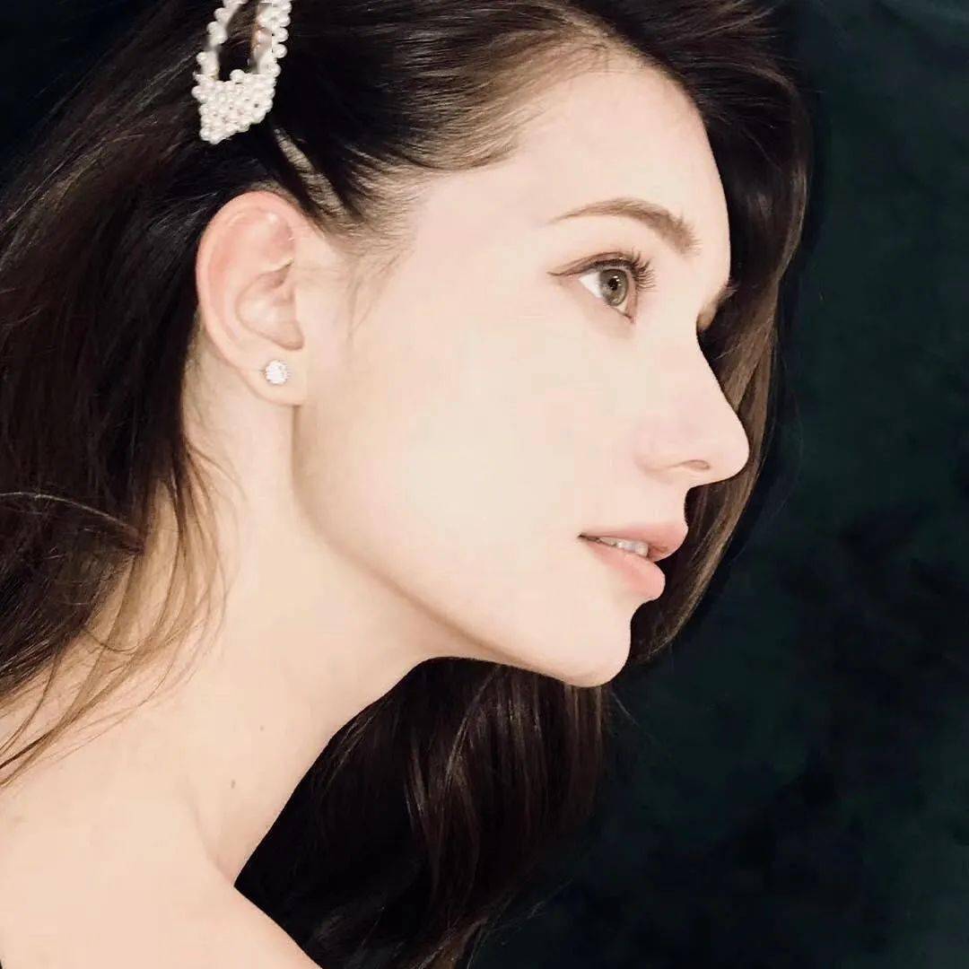 这个神似“奥黛丽•赫本”的女孩凭美颜颠覆众生,是怎样的人间绝色!