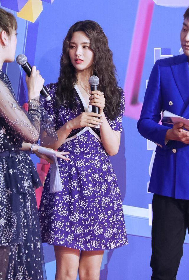 杨超越五官精致犹如精灵，穿搭风格潮流又好看