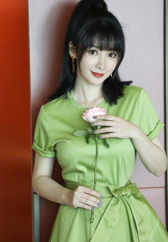 柳岩新造型绿色连衣裙配高马尾清新有活力,满满御姐范