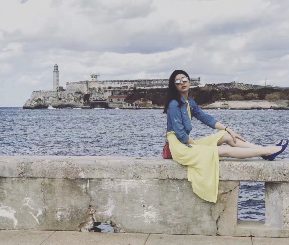 李亚鹏女友晒旧照,一头长发配高挑身高女神范满满