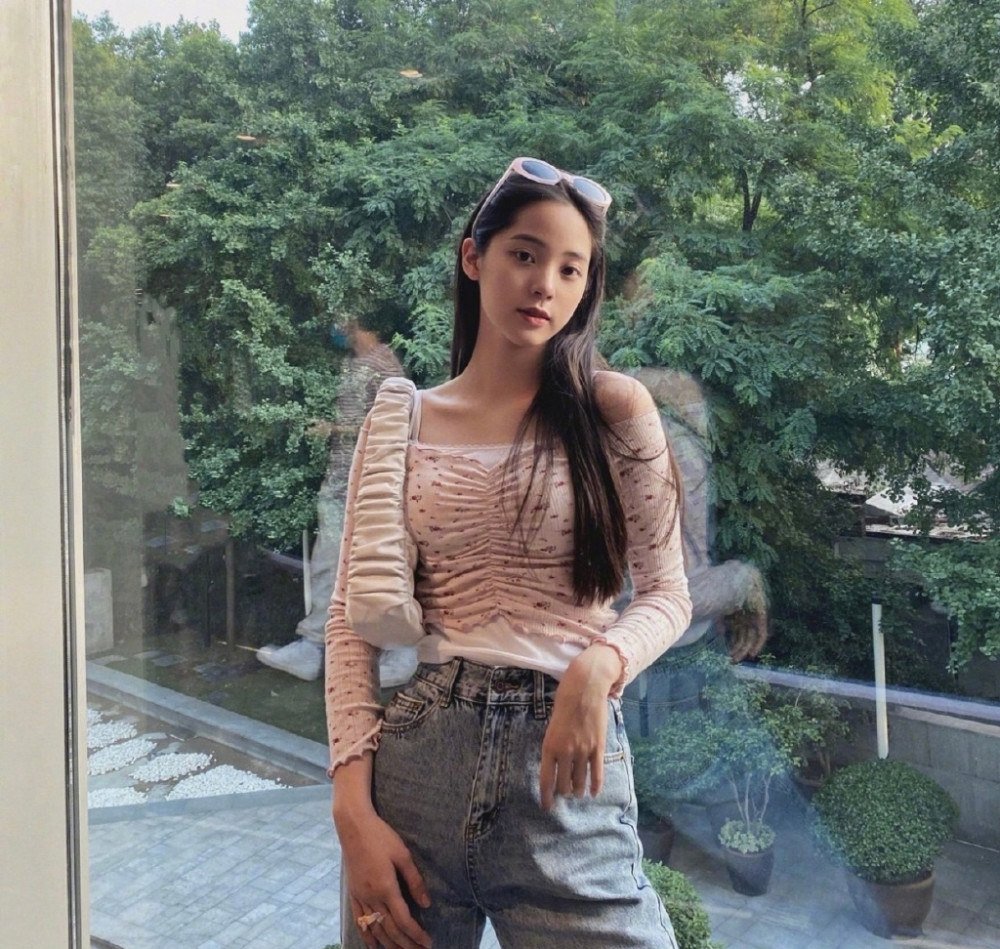 20岁欧阳娜娜穿紧身衣配牛仔裤,美得刚刚好