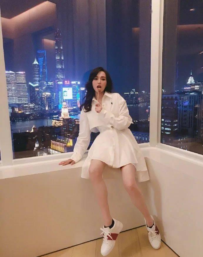 唐嫣新剧造型曝光，晒素颜自拍依旧少女感爆棚