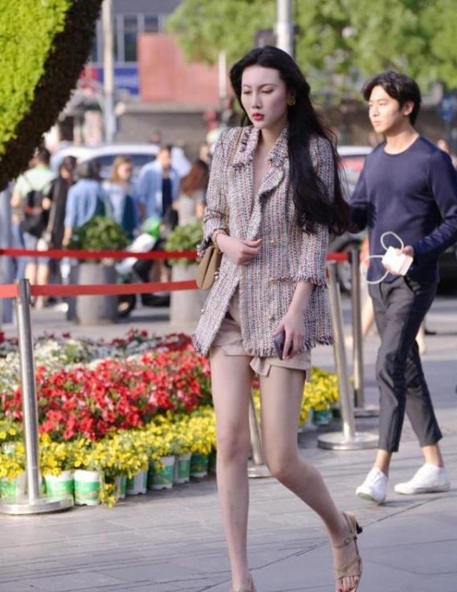 国内路人街拍，美女穿黑色低腰牛仔裤，多了几分俏丽感