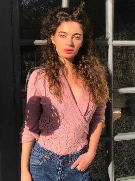 超有风情的博主不以瘦为美 演绎地道法式浪漫范本 ​​