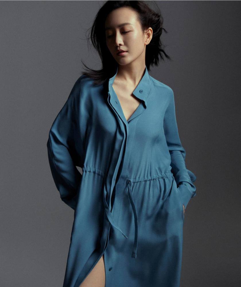 王鸥蓝色西装配百褶裙清新十足，扮起嫩来一点都不违和