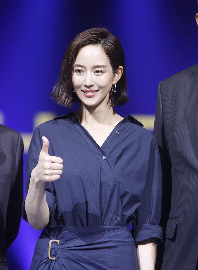 张钧甯剪“一刀切”短发,搭蓝色衬衫裙优雅又干练