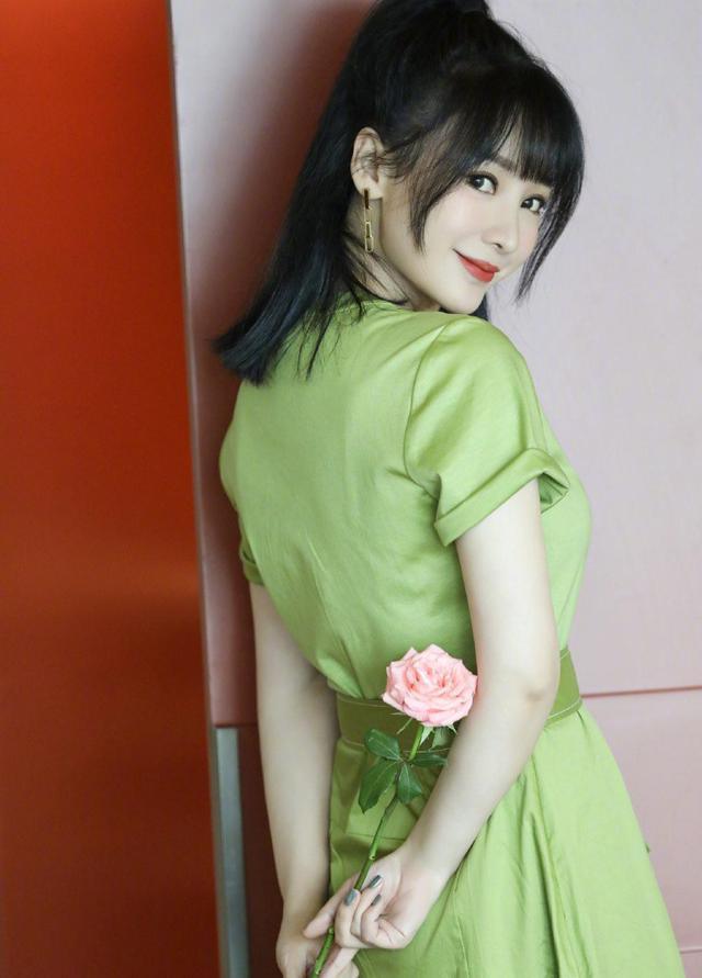 柳岩新造型绿色连衣裙配高马尾清新有活力,满满御姐范