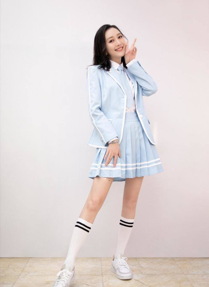 王鸥蓝色西装配百褶裙清新十足，扮起嫩来一点都不违和