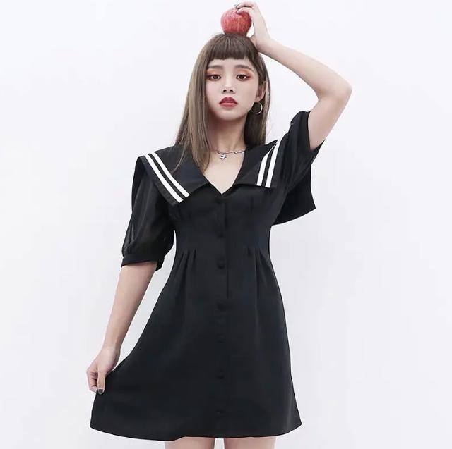 风格独特又能凸显女生美丽的裙子，最适合现在的季节