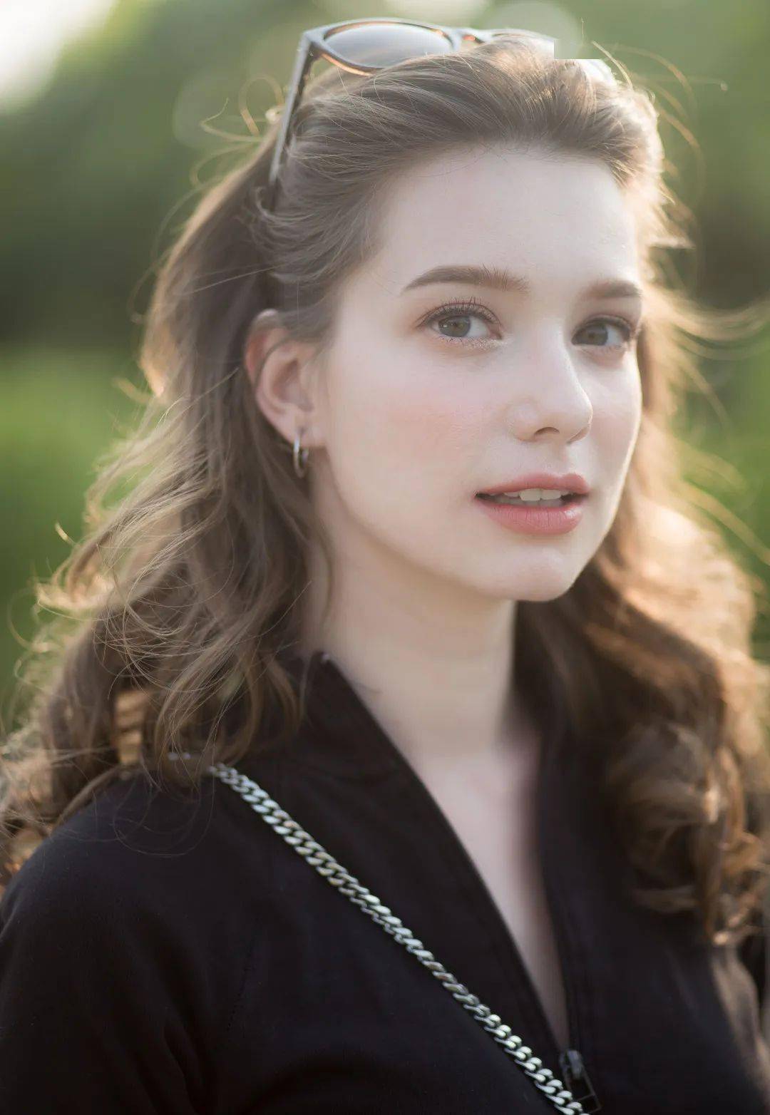 这个神似“奥黛丽•赫本”的女孩凭美颜颠覆众生,是怎样的人间绝色!