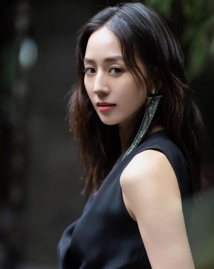 张钧甯剪“一刀切”短发,搭蓝色衬衫裙优雅又干练