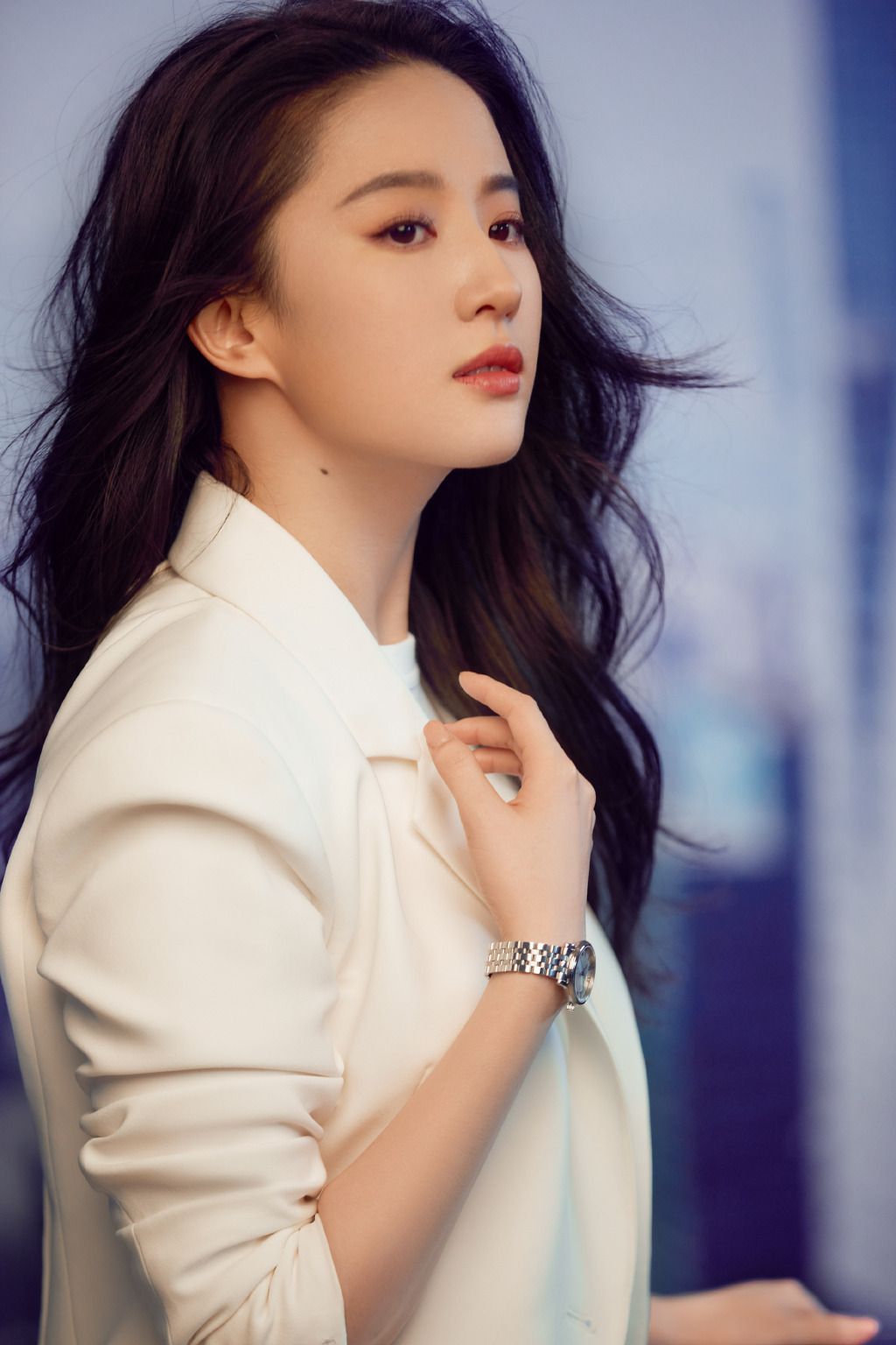 刘亦菲纯白西装优雅写真图片