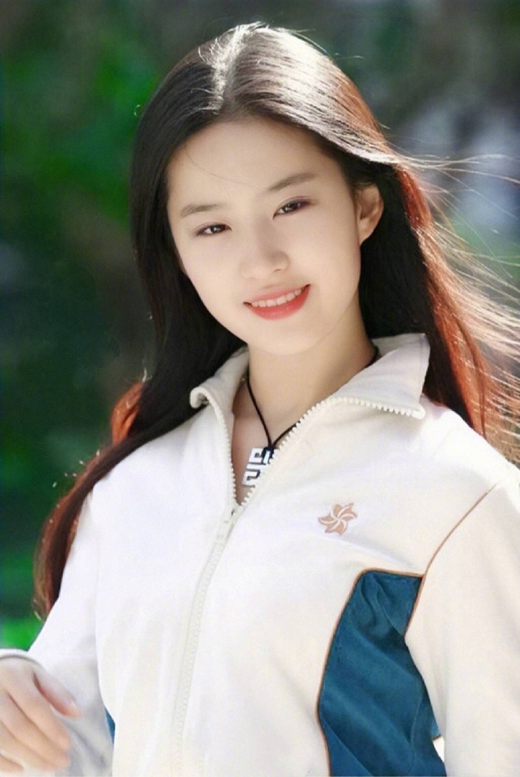 刘亦菲运动风随性街拍旧照欣赏