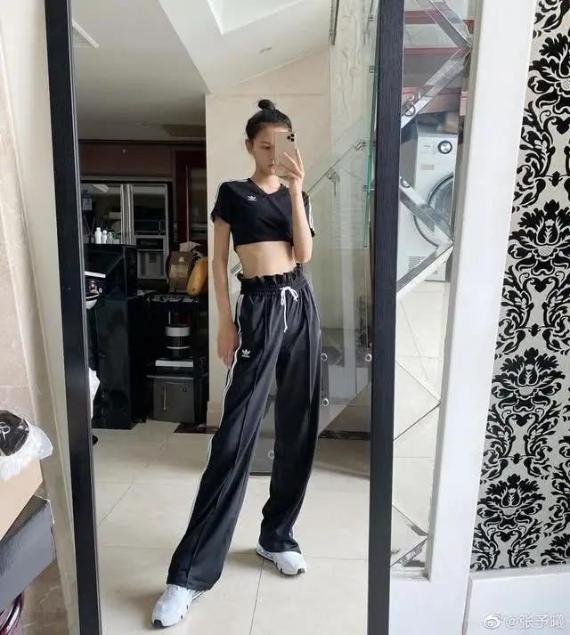 张予曦的每套穿搭都像在秀身材,小蛮腰细到要折了