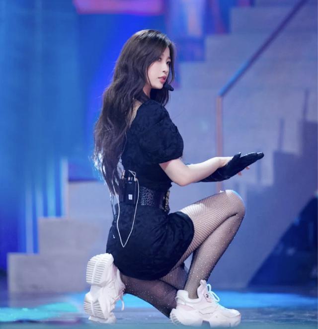 THE9成团后首次舞台造型,红黑撞色搭配又飒又美