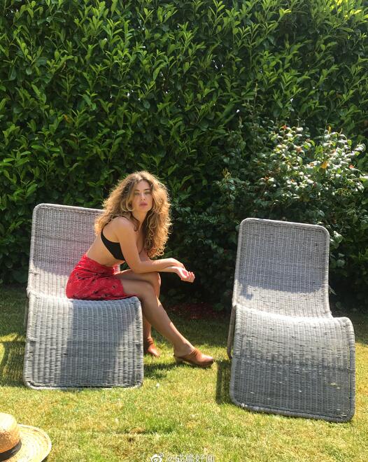 超有风情的博主不以瘦为美 演绎地道法式浪漫范本 ​​