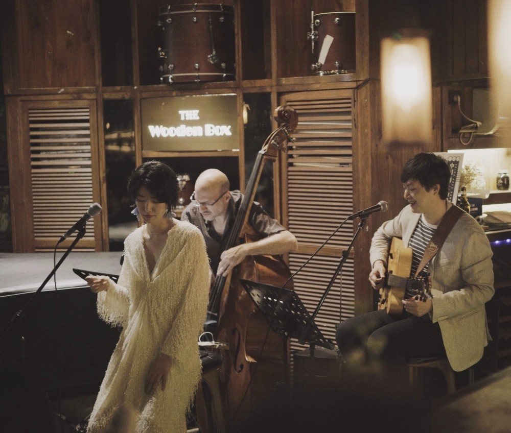 李亚鹏女友晒旧照,一头长发配高挑身高女神范满满