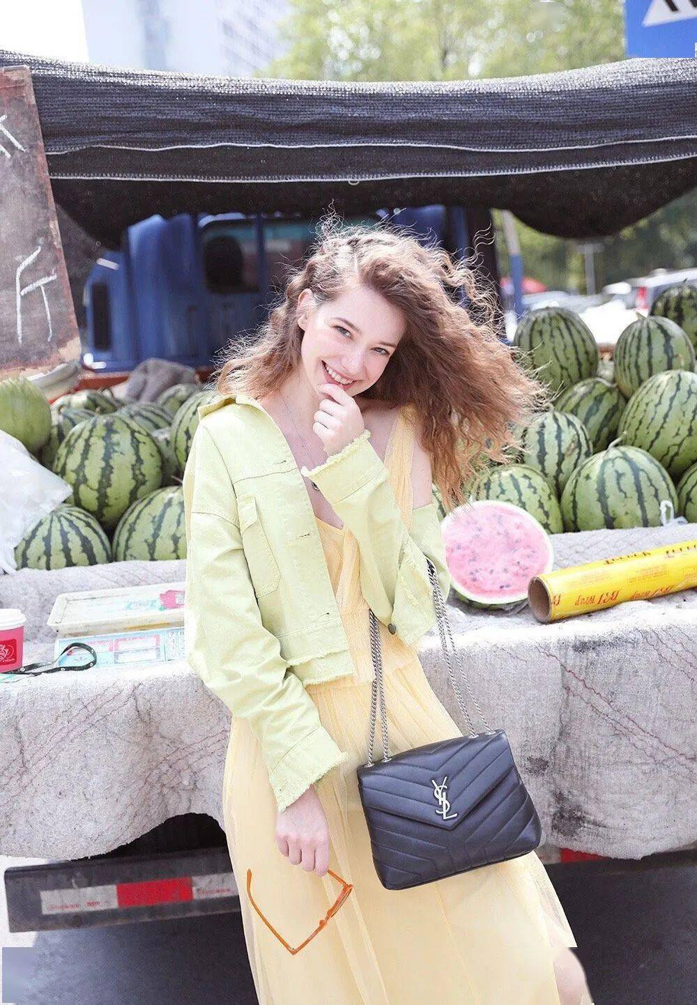 这个神似“奥黛丽•赫本”的女孩凭美颜颠覆众生,是怎样的人间绝色!