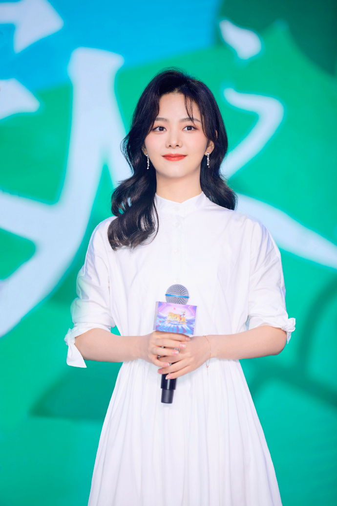 谭松韵新剧官宣，肉肉脸也能可爱时髦！