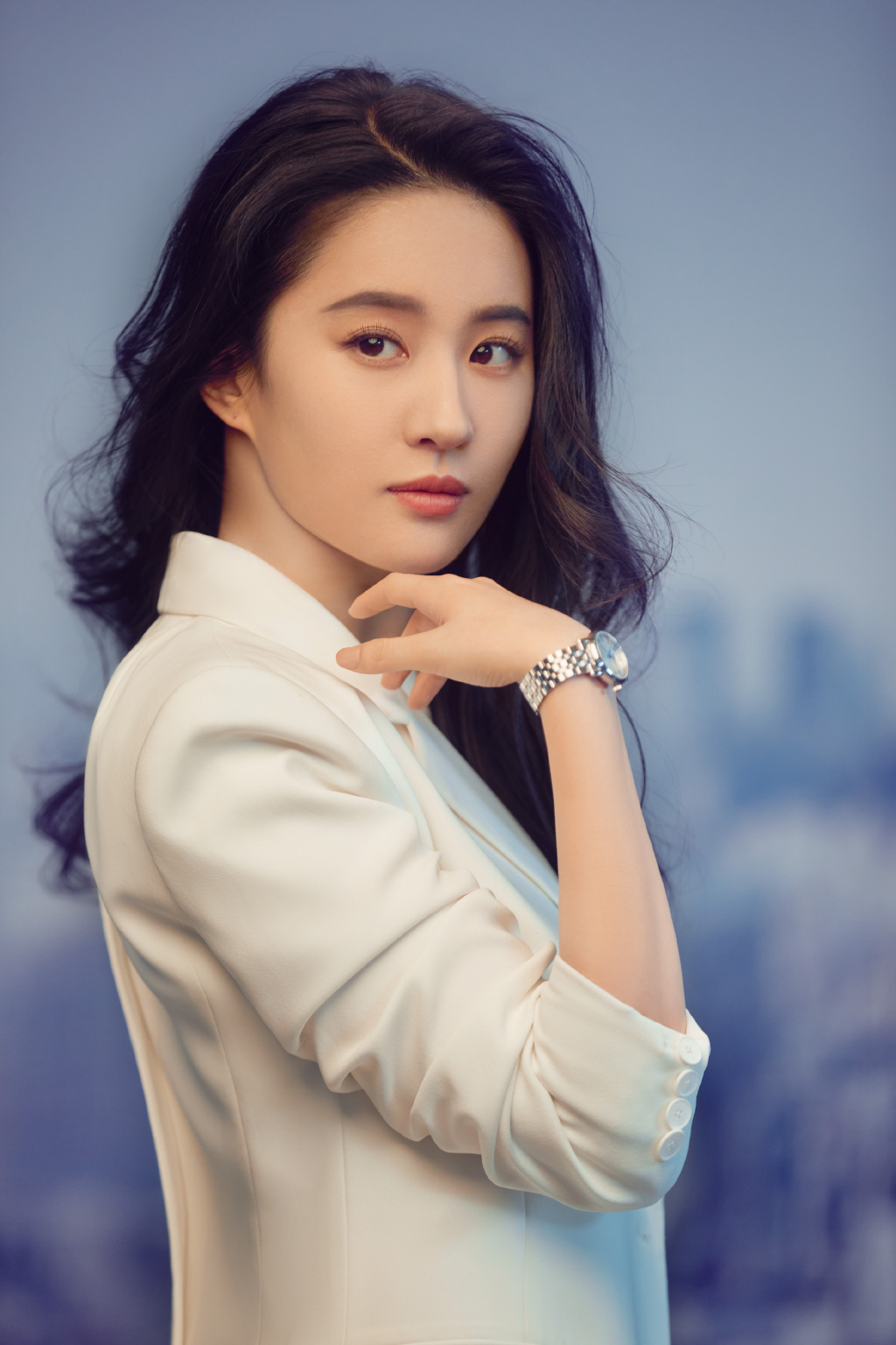 刘亦菲纯白西装优雅写真图片