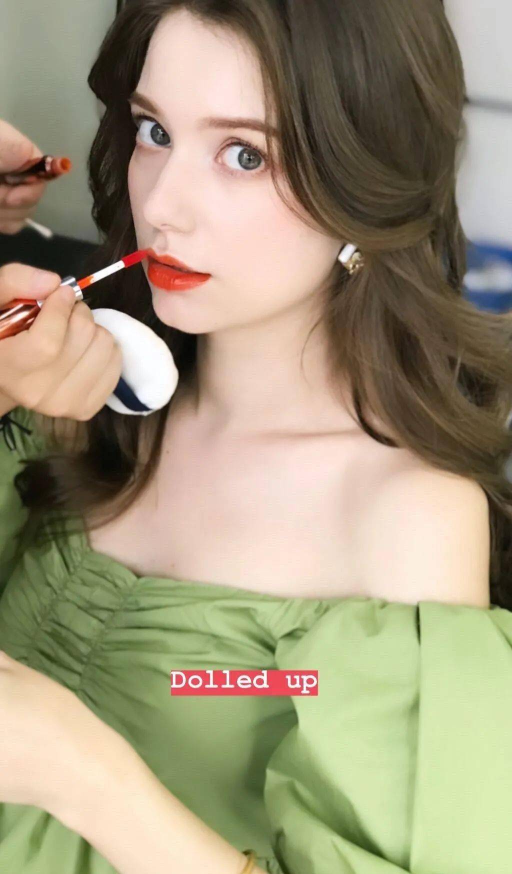 这个神似“奥黛丽•赫本”的女孩凭美颜颠覆众生,是怎样的人间绝色!