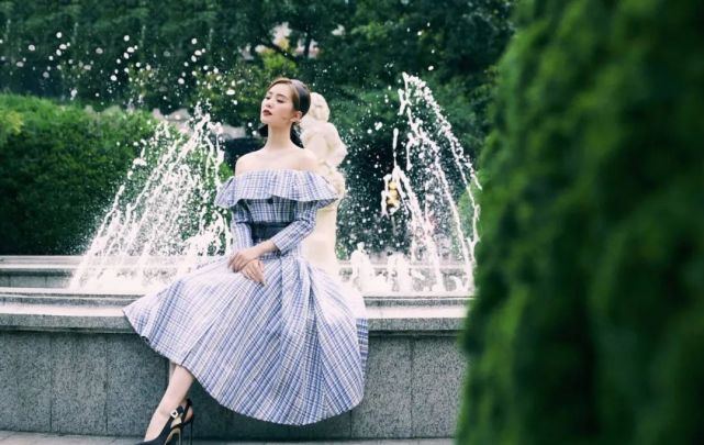 刘诗诗出席活动穿荷叶边露肩格纹裙秀“天鹅颈”,绝美!