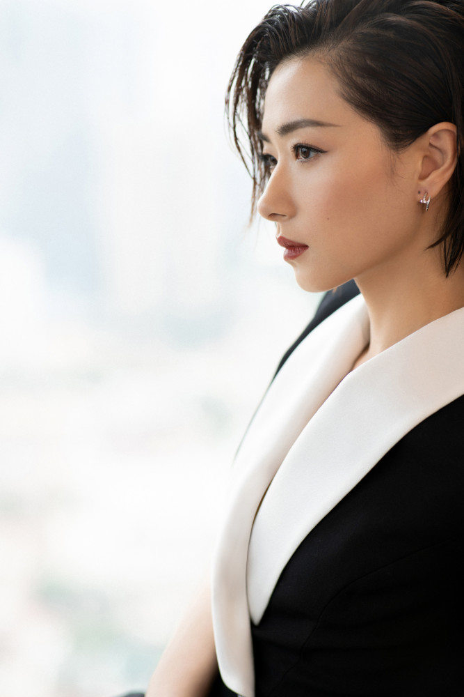 万茜剪波波头好干练,身穿无袖西装裙配高跟凉鞋减龄还有气场