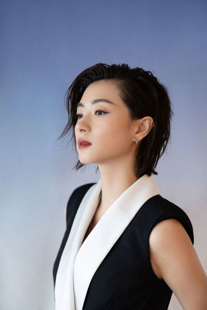 万茜剪波波头好干练,身穿无袖西装裙配高跟凉鞋减龄还有气场