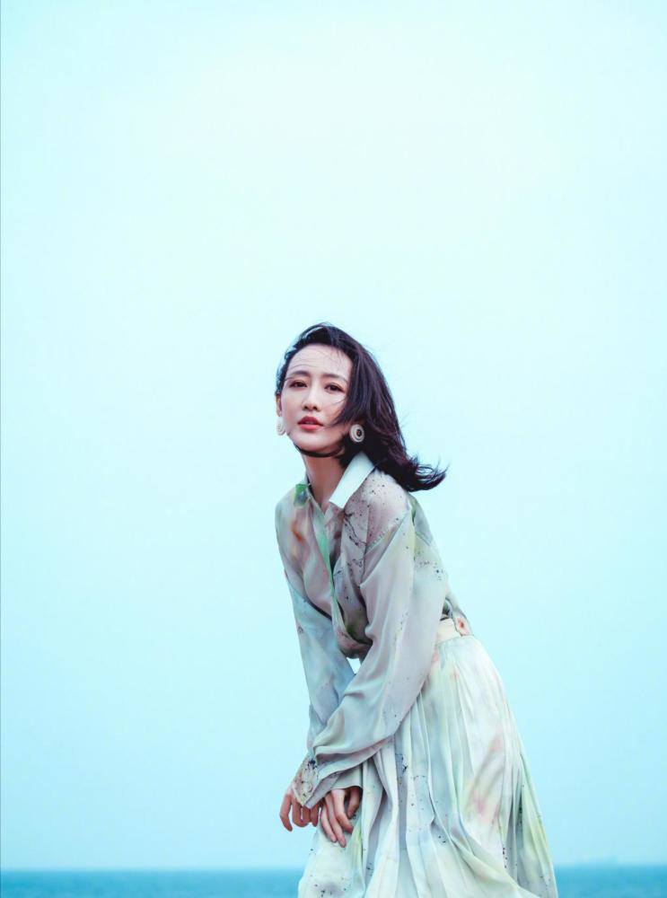 王鸥蓝色西装配百褶裙清新十足，扮起嫩来一点都不违和