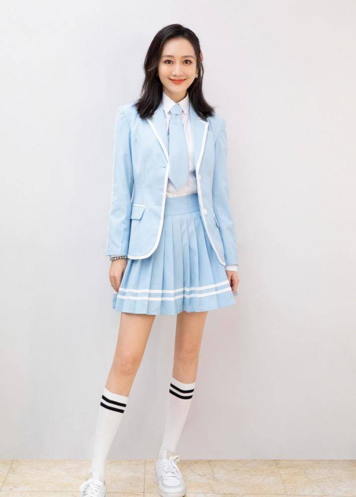 王鸥蓝色西装配百褶裙清新十足，扮起嫩来一点都不违和