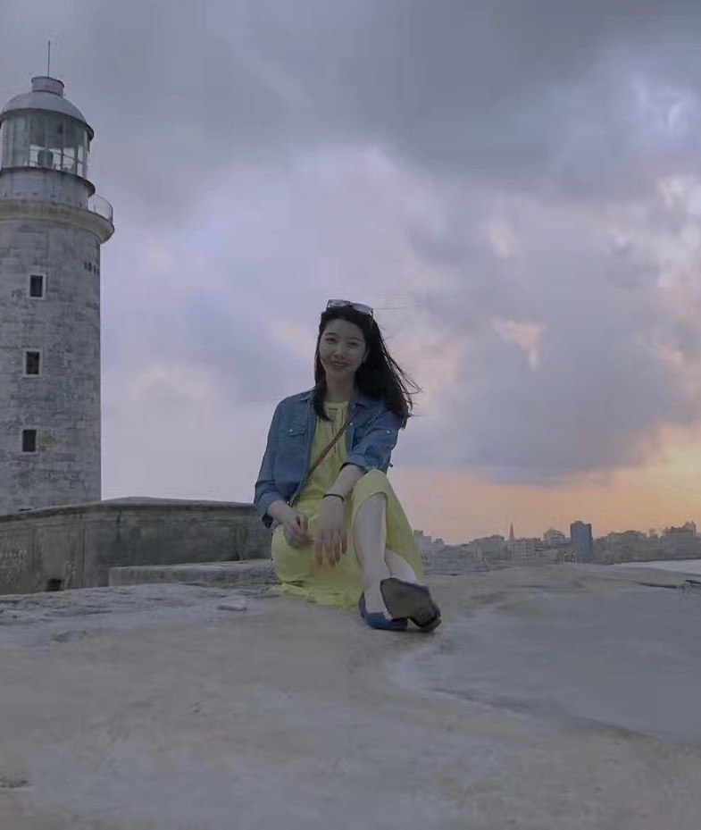 李亚鹏女友晒旧照,一头长发配高挑身高女神范满满