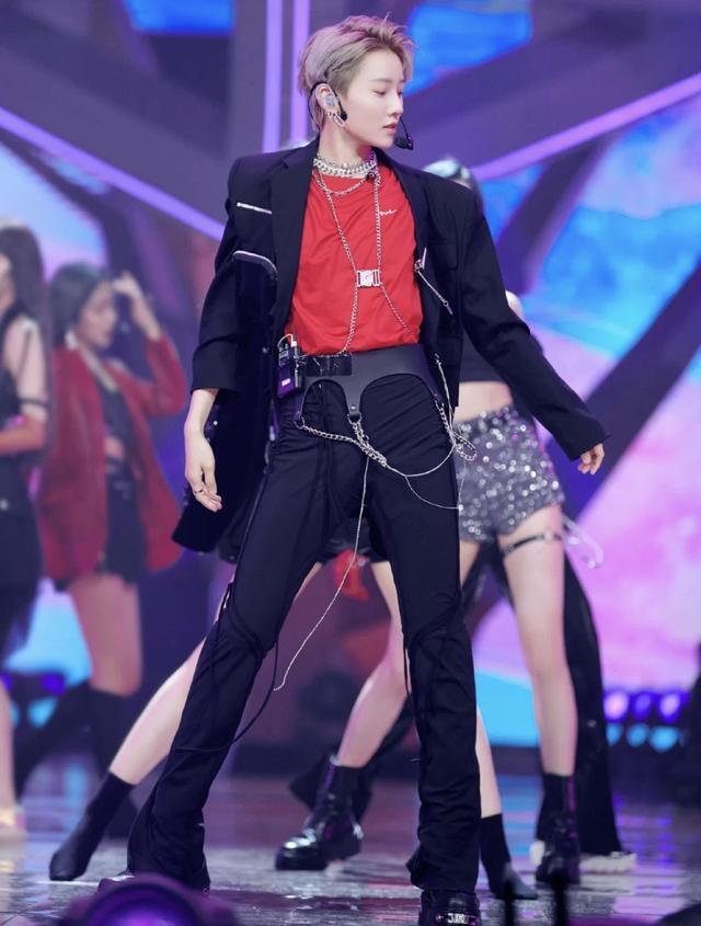 THE9成团后首次舞台造型,红黑撞色搭配又飒又美