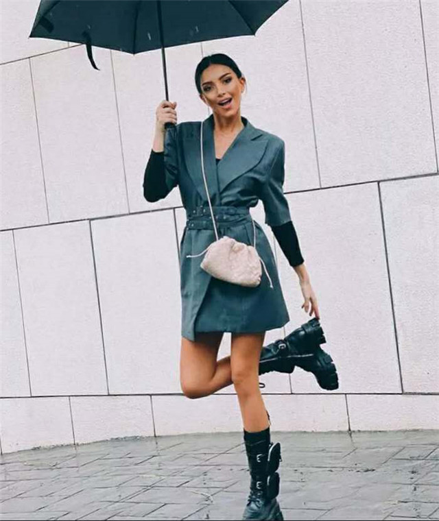 夏天怎么穿更出众？配色太关键！上浅下深，上长下短，时髦又显瘦