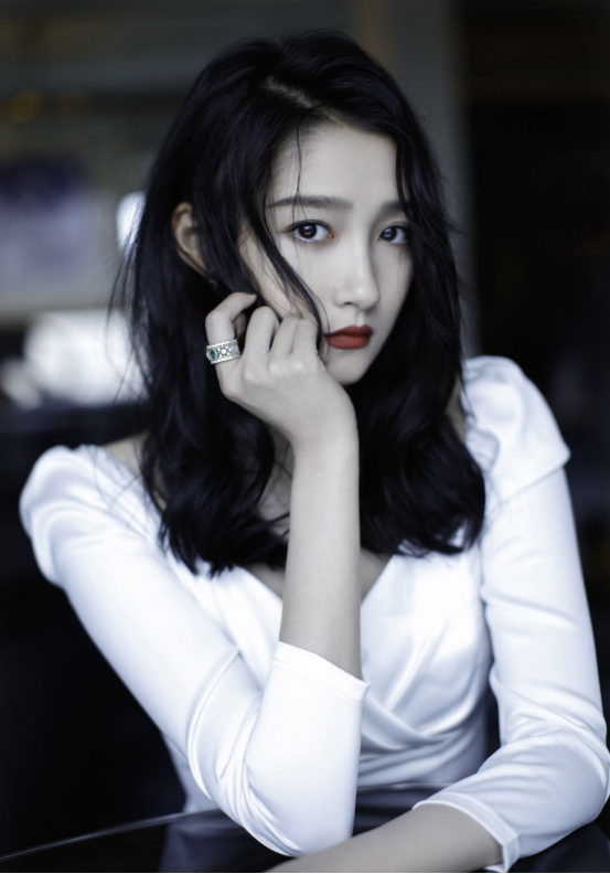 关晓彤最新的成熟风搭配这么好看!简单的色彩美到让人心动