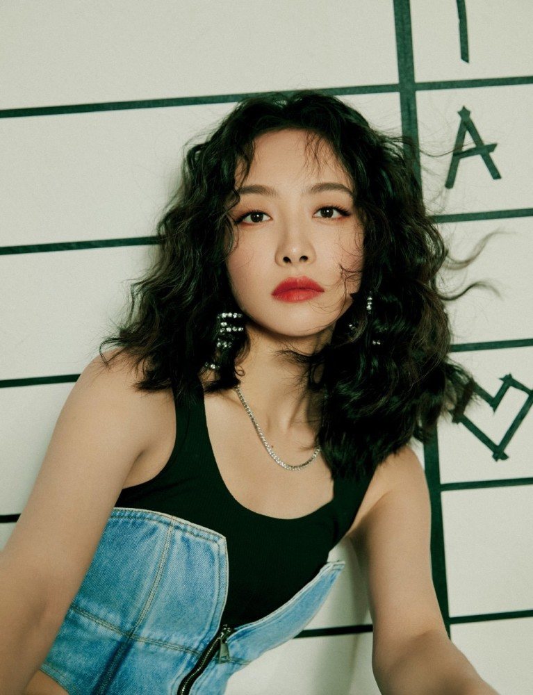 宋茜腰太细用夹子防裤子掉落,瘦成这样还能有S曲线