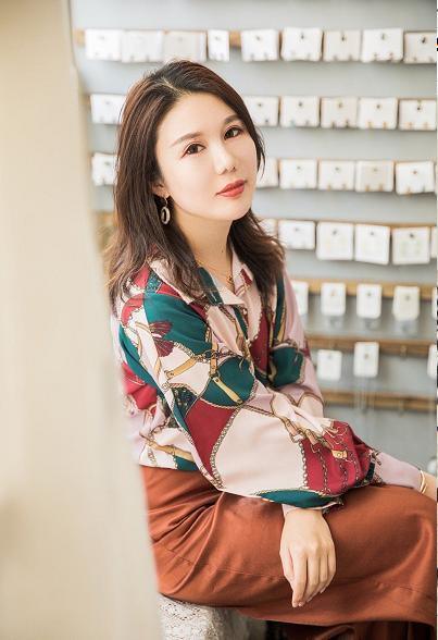 白衬衫穿上太单调?试试“印花衬衫”,复古时尚还有气质