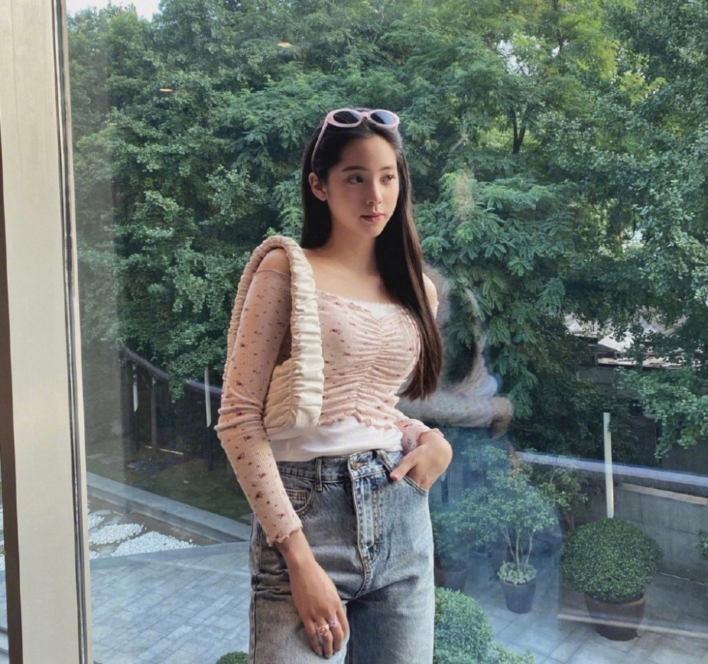 20岁欧阳娜娜穿紧身衣配牛仔裤,美得刚刚好