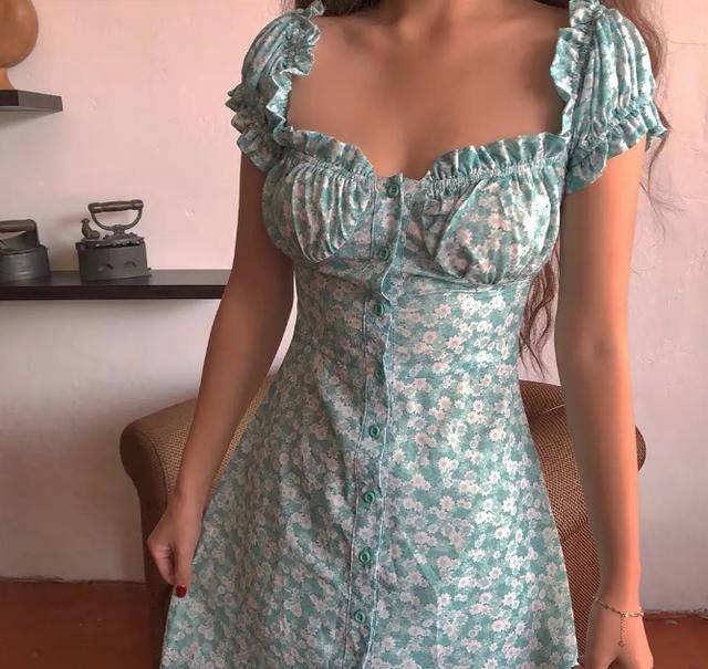 风格独特又能凸显女生美丽的裙子，最适合现在的季节