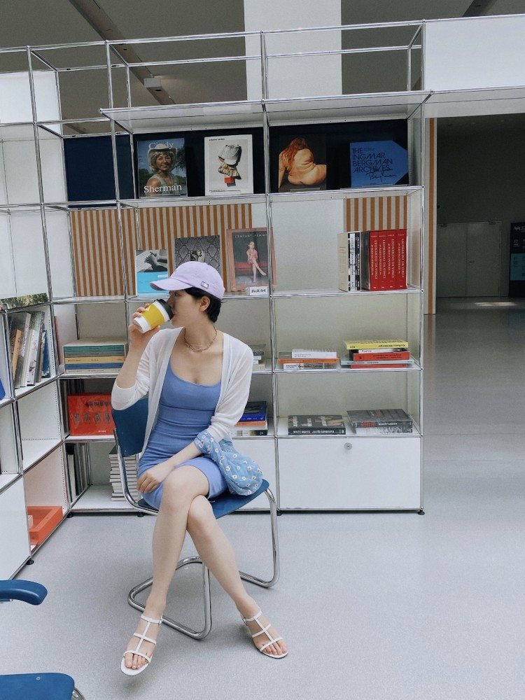 李亚鹏女友晒旧照,一头长发配高挑身高女神范满满