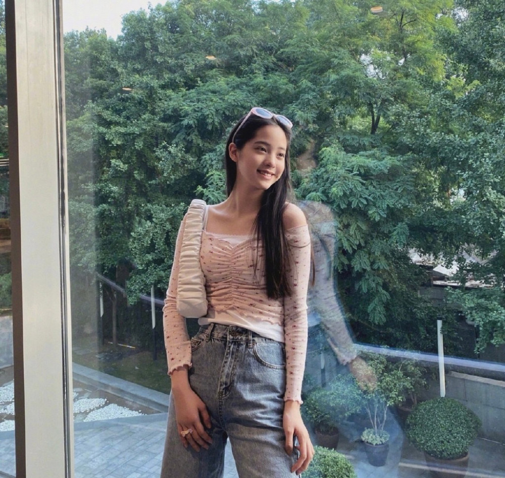 20岁欧阳娜娜穿紧身衣配牛仔裤,美得刚刚好