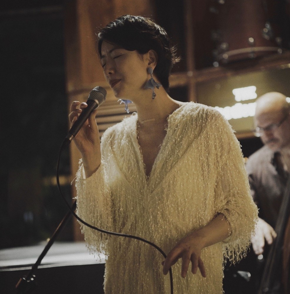 李亚鹏女友晒旧照,一头长发配高挑身高女神范满满