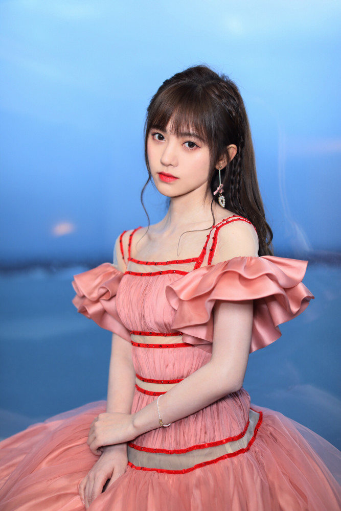 鞠婧祎明明没有刘海造型,风格差距却这么大?