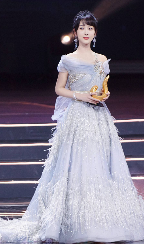 终于等到杨紫换发型了，换新刘海惹争议：还是换回去吧！